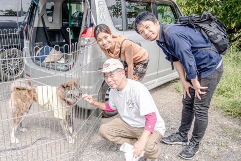 秋田犬千くんとボランティアスタッフ大河原さん