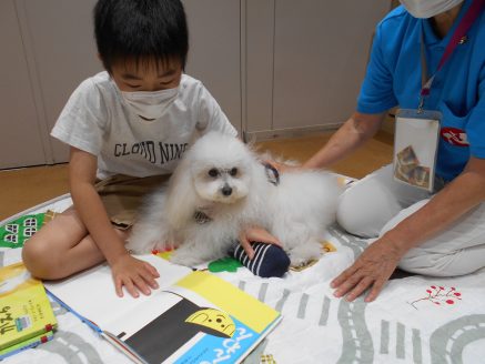 犬への本の読み聞かせの様子（写真提供：品川区立大崎図書館分館）