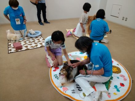 読み聞かせの後のふれあいの様子（写真提供：品川区立大崎図書館分館）