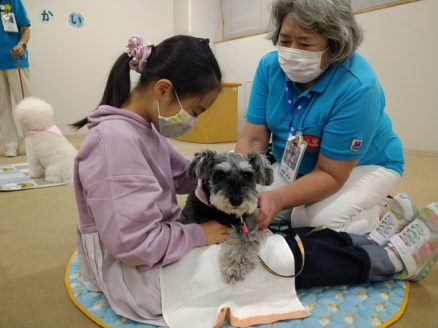 読み聞かせの後のふれあいの様子（写真提供：品川区立大崎図書館分館）