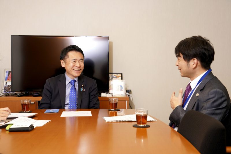 （左）串田誠一参議院議員　（右）細川敦史弁護士