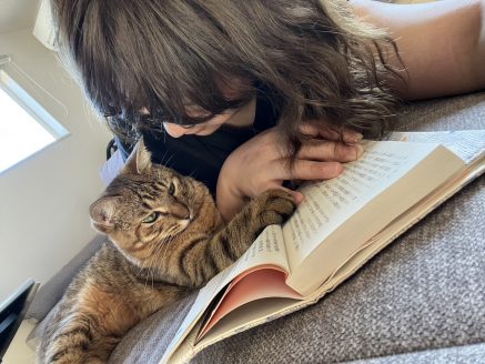 お母さんと一緒に読書中⁉の保護猫メルちゃん