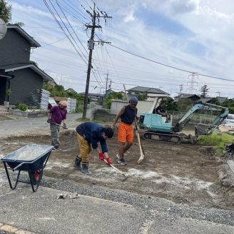 暑い中懸命に作業するボランティアさん