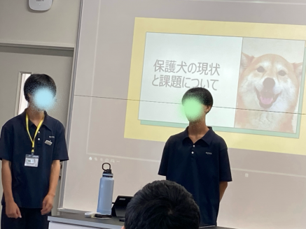 保護犬の現状と課題について研究発表を行う高校1年生の2人