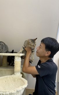 猫好きなスタッフ尾﨑さん
