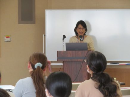 講演会でお話をされる亀山さん