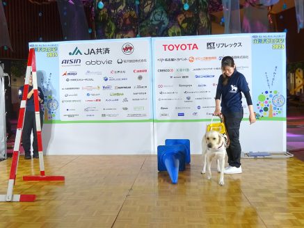 盲導犬のデモンストレーション