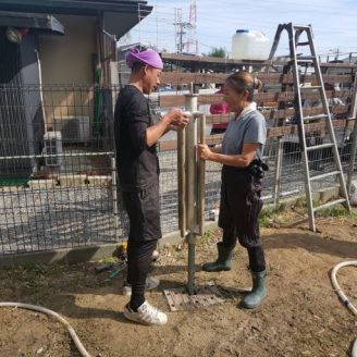 里親ボランティアさんと協力して井戸堀も