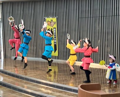 元気なダンスで幕開けです